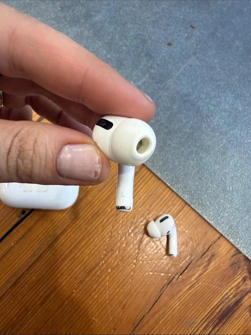 Apple AirPods *broken* White Wireless Earbuds Charging Case - USB-C Port